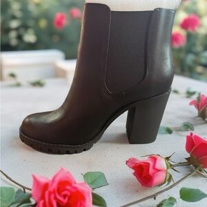 Chic Black Heeled Boots